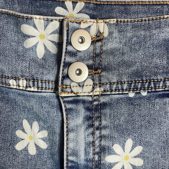 Size 21 Juniors Corset Waist Denim Daisy Shorts - Picture 4 of 8